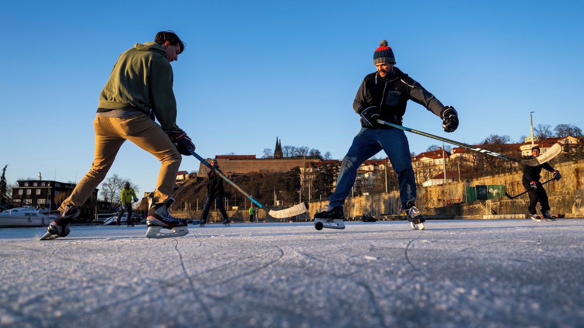 Sledujte praskliny a zvuky. Dálkový bruslař radí, jak poznat bezpečný led